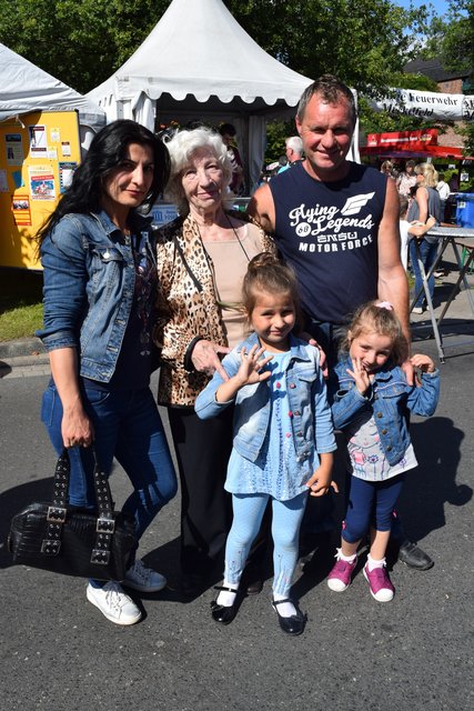 Ließen sich den Besuch des Dorffestes nicht entgehen: Oma Karin Hinck mit Familie Goslawski