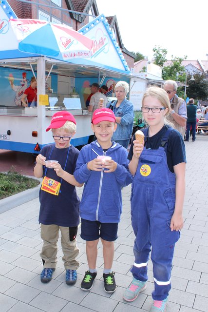 Leckeres Eisbär-Eis gab es für Janosch (v.li.), Lasse und Lea aus Apensen