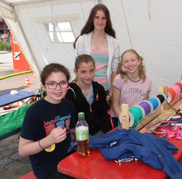 Bastelten Schlüsselanhänger am Stand der Kinder- und Jugendfeuerwehr: Emily Schoolmann (v.li.), Shania Bordner-Lorenzo, Sandy Bach und Annika Vogel