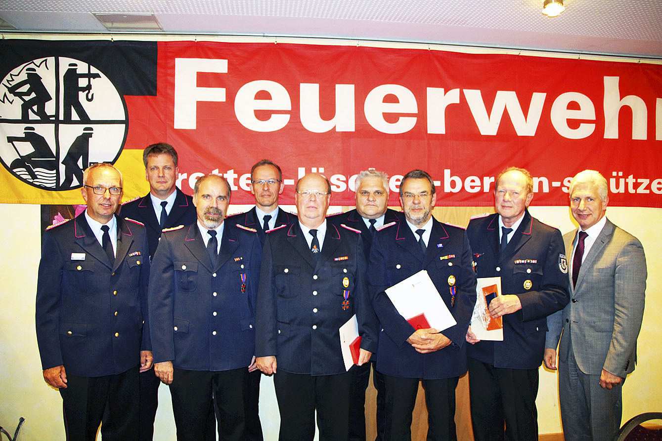 Über die Ehrungen bei der Kreisfeuerwehr freuen sich (v. li.): Vorsitzender Volker Bellmann, Michael Matthies, Uwe Schiemann, Stephan Martens, Klaus-Peter Peters, Michael Bulst, Bernd Hauke, Hans-Ulrich Dederke und Landrat Rainer Rempe