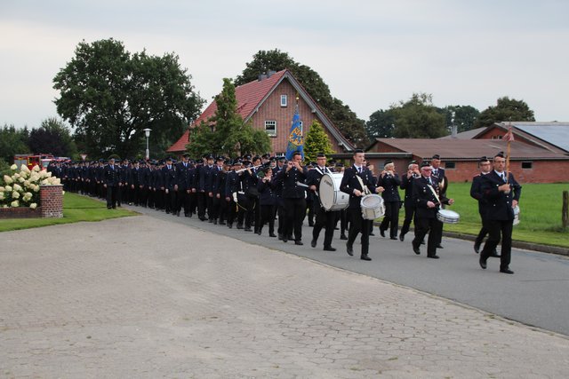 Sage und schreibe 244 neue Feuerwehranwärter wurden vereidigt, sie wurden auf ihrem Marsch zum Vereidigungsplatz musikalisch begleitet