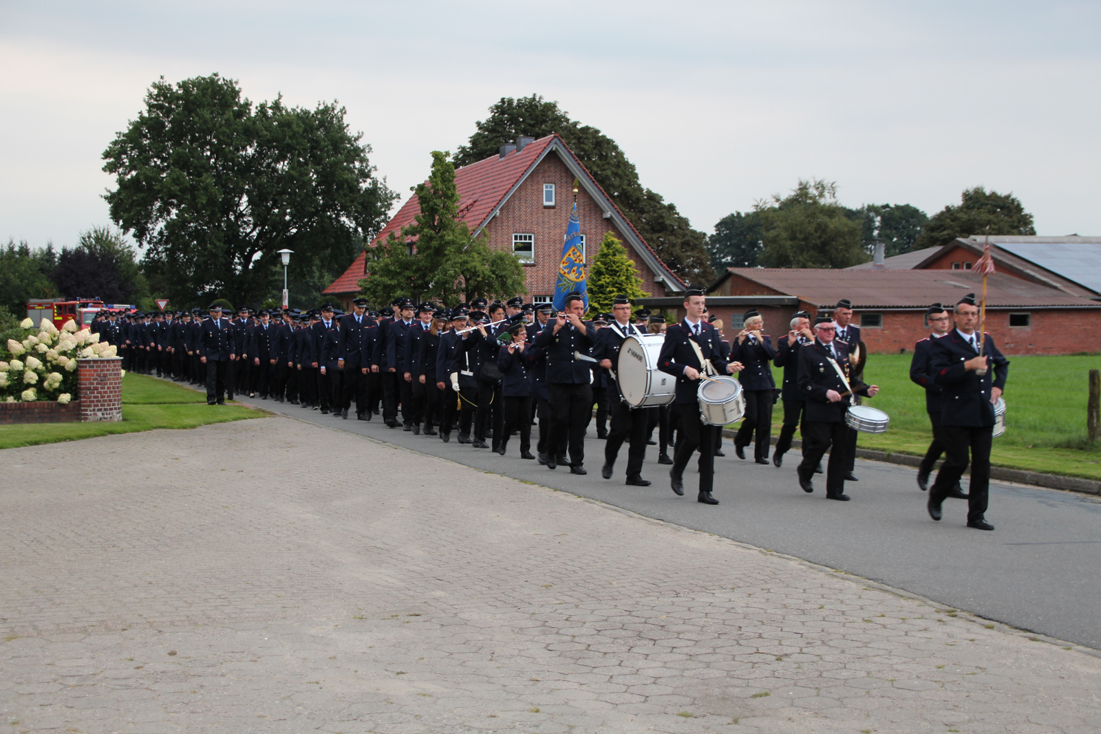 Sage und schreibe 244 neue Feuerwehranwärter wurden vereidigt, sie wurden auf ihrem Marsch zum Vereidigungsplatz musikalisch begleitet