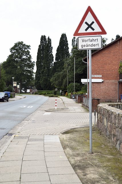 Wenig hilfreich: die „Vorfahrt geändert“-Schilder