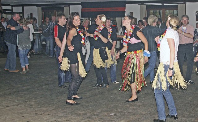 Auf der Party im Schützenhof ging es bislang immer heiß her. Ein luftiges Baströckchen könnte für Abkühlung sorgen   Foto: Archiv/jd
