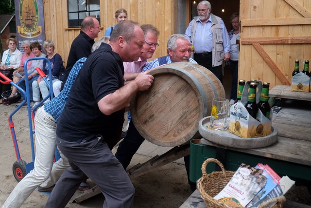 Mit vereinten Kräften: Carsten Weede (v. li.), Ralf Meister und Heinrich Schuster | Foto: Wasermühle Karoxbostel