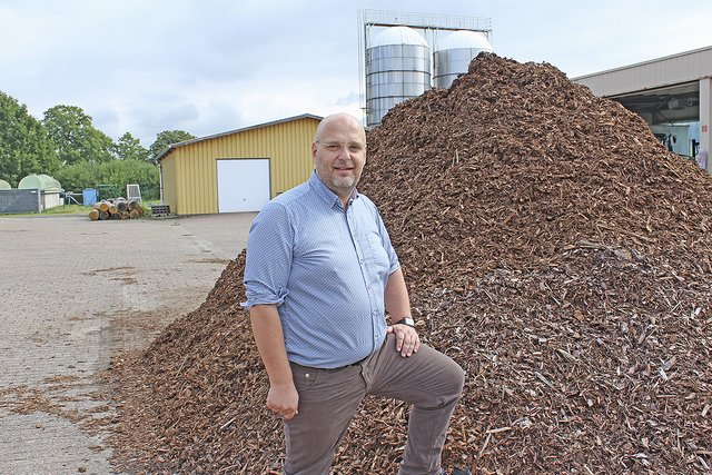 Betriebsleiter Matthias Riepe vor einem Berg Rindenmulch. 1,5 Millionen Liter mussten seine Mitarbeiter einbringen