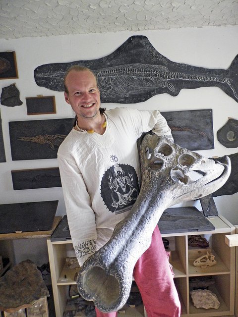 Alexander Benn mit dem Schädel eines ausgestorbenen Riesenkrokodils | Foto: Benn privat