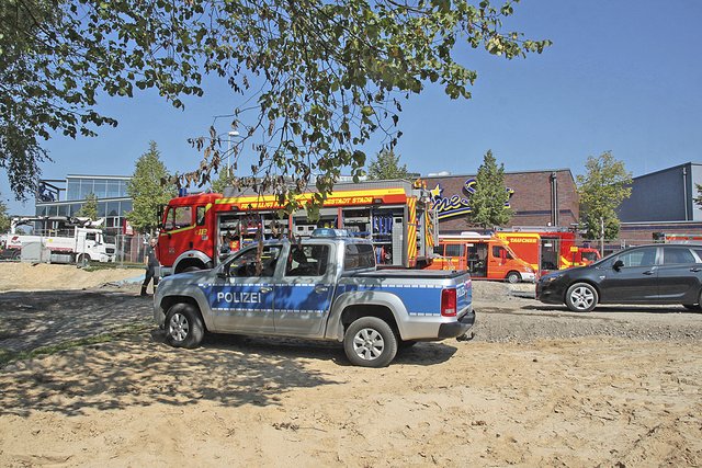 Feuerwehr- und Polizeifahrzeuge am Einsatzort