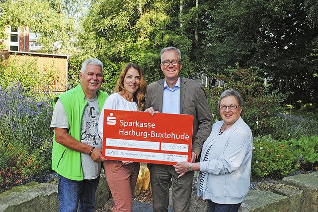 Trafen sich zur symbolischen Scheckübergabe (v. li.): Uwe Ravens (MS-Gruppe), Claudia Sönksen und Dr. Andreas Biller von der Firma Dr. Loges sowie Waltraut Heus
