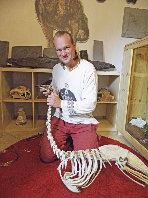 Alexander Benn präpariert das Skelett eines Emus | Foto: Benn privat