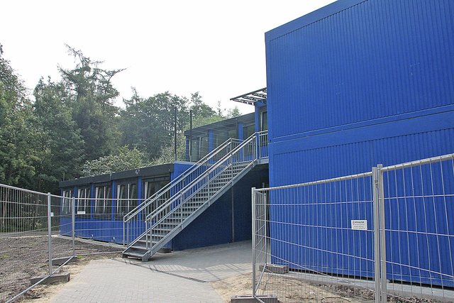 Der zweistöckige Containerbau