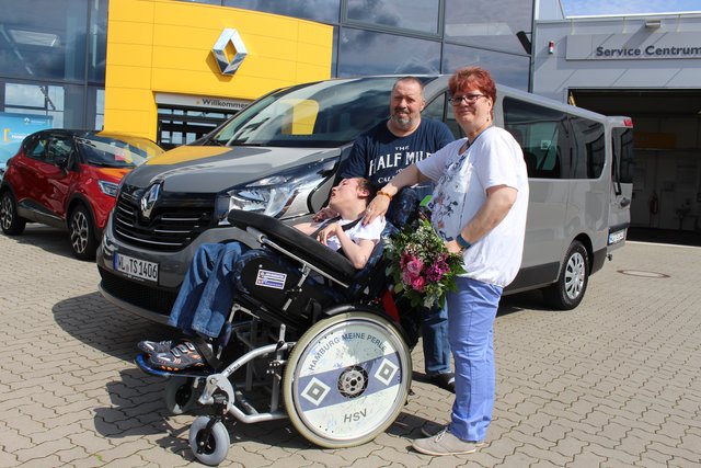 Klaus und Petra Schiebel sind den WOCHENBLATT-Lesern sehr dankbar. Dank ihrer Spenden konnten sie ein neues Auto kaufen, mit dem ihr Sohn Torben transportiert werden kann