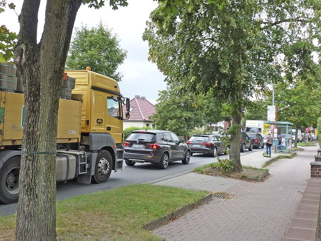 Tagsüber Staus, abends Lärm durch Raser: die Harburger Straße