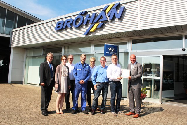 Hans-Joachim Rutenberg, Hyundai Regionalleiter (v. re.), übergibt Niklas Bröhan die Urkunde. Mit ihnen freuen sich über die Auszeichnung Christopher Prause, Dagmar Habermann, René Pahlke, Gerd Bröhan und Catharina Bröhan sowie Distriktleiter Hyundai After Sales Thomas Seemann  Foto: wd