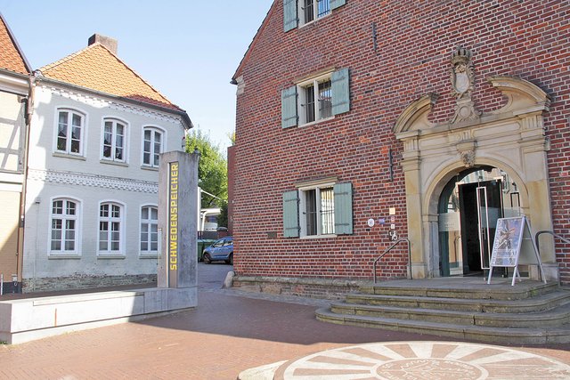 Der Schwedenspeicher und die Museumswerkstatt (li.)
