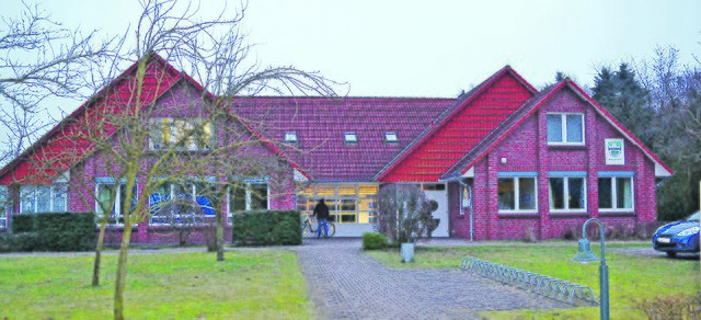 Der Anbau nach Variante V könnte am Gebäude rechts Richtung Parkplatz erfolgen