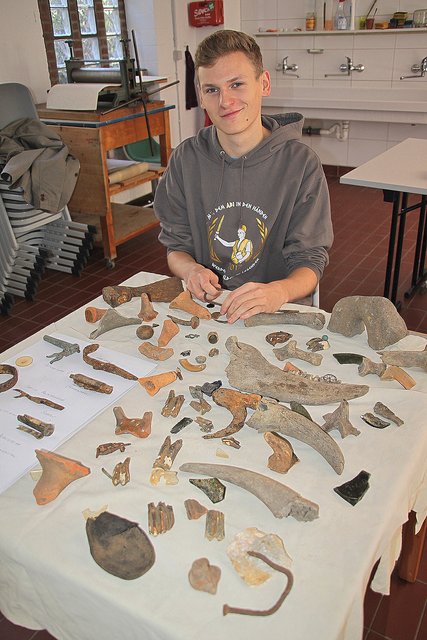 Bereitet in der Museumswerkstatt Schätze aus dem Stader Hafenschlick für einen Kindergeburtstag vor: Simon Helmecke