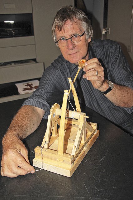 Feuert Gummibärchen mit dem Katapult-Modell: Hans-Georg Ehlers