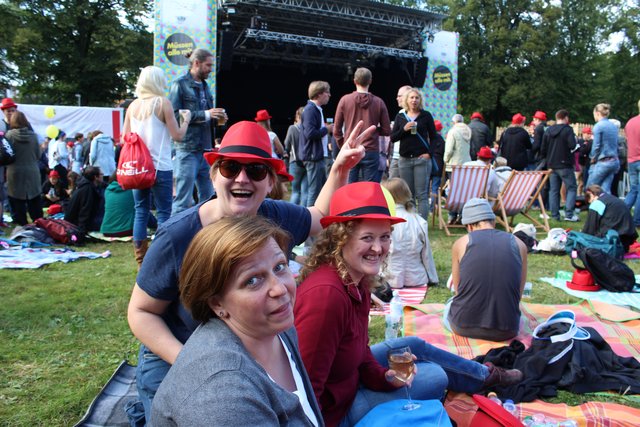 Jana (vorne), Verena (re.) und Mareike picknicken während des Auftritts der Berliner Rapperin Sookee