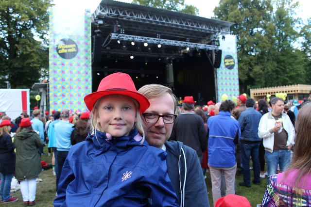 Ein Festival für die ganze Familie: Paula mit ihrem Papa Niklas