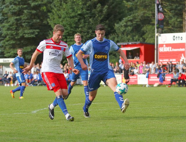 Schon in der Saison-Vorbereitung präsentierte sich der Buchholzer Raven Mielke (re.) im Benefizspiel gegen den Bundesligisten Hamburger SV besonders im Zweikampf gegen Sven Schipplock vom HSV stark
