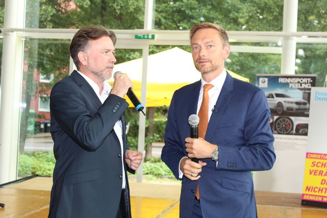André Grote (li.) und Christian Lindner im BMW Autohaus Stadac in Buxtehude
