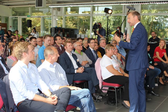 Ohne Manuskript und Redepult: Christian Lindner sucht den direkten Draht zum Wähler