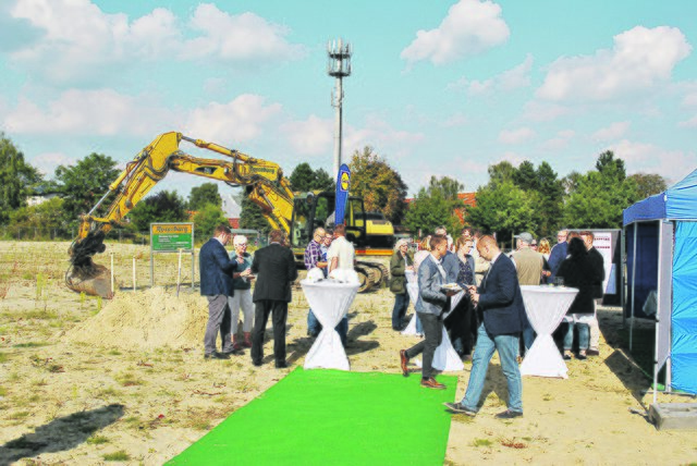 Statt eines roten Teppichs wurde immerhin ein grüner ausgerollt: Zum Baustart auf dem künftigen Lidl-Gelände an der Bahnhofstraße kamen zahlreiche Interessierte