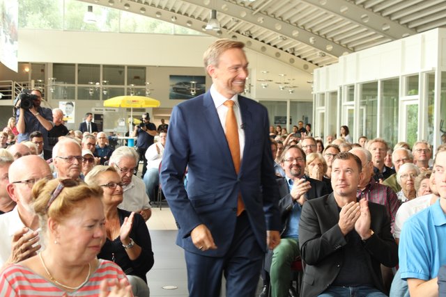 Der Einzug des Spitzenkandidaten: Applaus für Christian Lindner