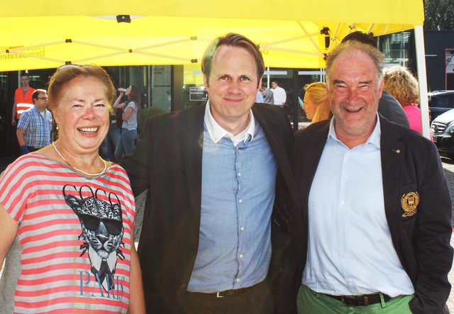 Christiane und Werner Leuchtenberger von STADAC mit Christoph Kunst, Geschäftsführer Neue Buxtehuder Verlagsgesellschaft mbH