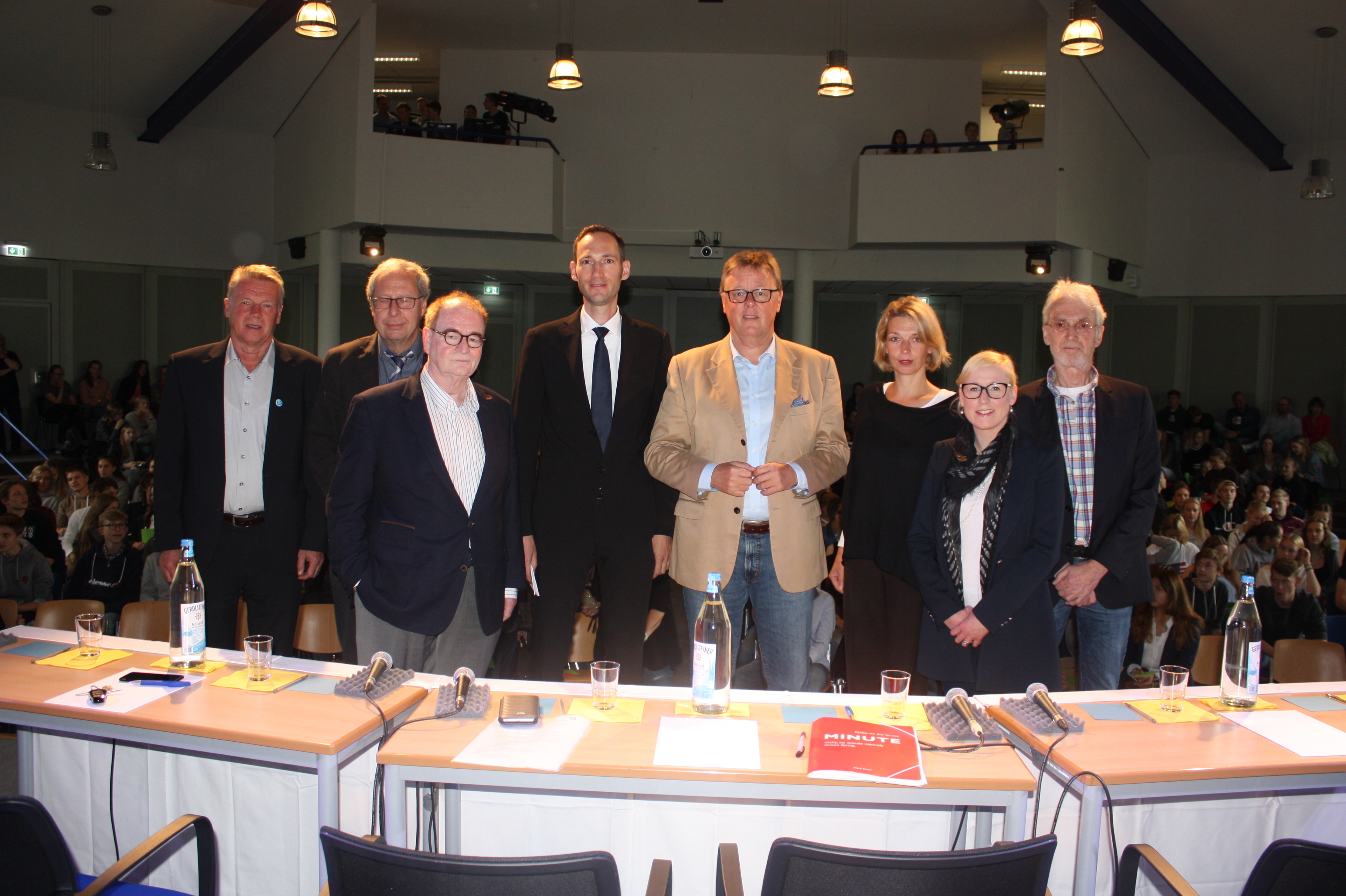Vor der Diskussion: (v. li.) die Schulleiter Holger Blenck (IGS) und Hans-Ludwig Hennig (AEG) sowie die Bundestagskandidaten Wolfgang Knobel, Roderick Pfreundschuh, Michael Grosse-Brömer, Svenja Stadler, Nadja Weippert und Joachim Kotteck