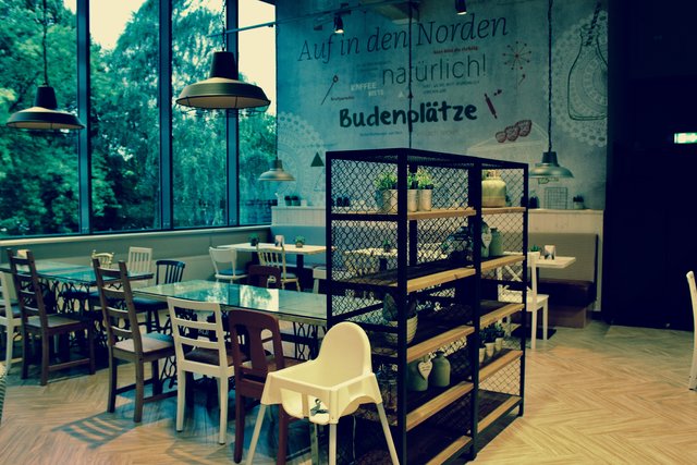 "Shabby Chic" Stil und modernes Design prägen das Café von "Die Backbude"