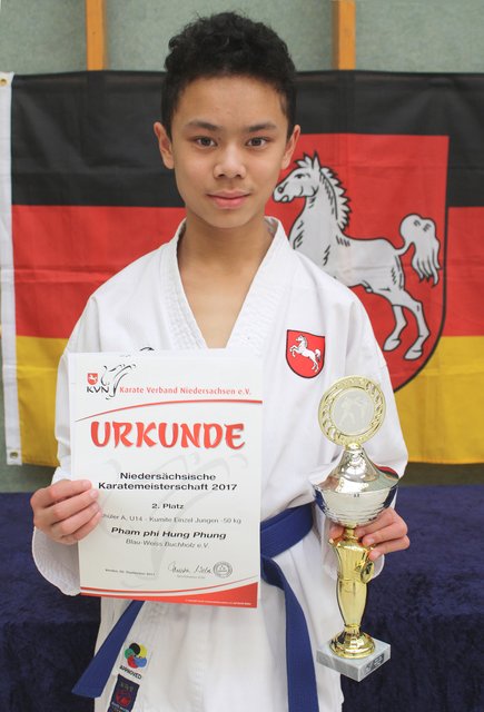 Der 13-jährige Pham phi Hung Phung mit Pokal und Urkunde | Foto: Sigrid Weber