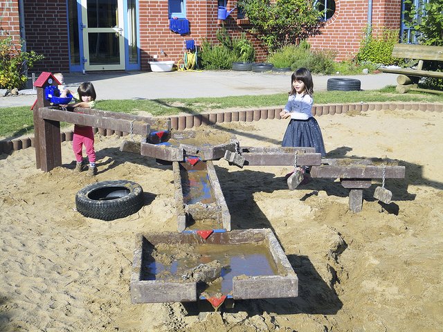 Hier lässt sich herrlich matschen: die neue Wasseranlage im St. Petrus-Kindergarten