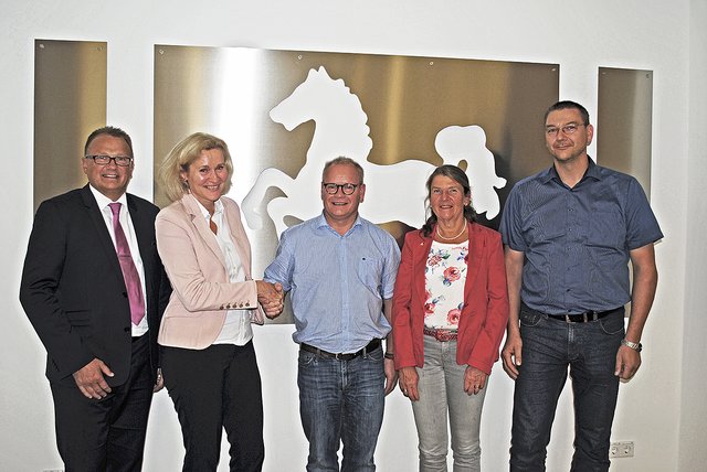 Freuten sich über die Amtseinführung (v. li.): Rainer Runge (Stadt), Amtsgerichtsdirektorin Simone Skibba, Dirk Oertzen, Dr. Gabriele Speckin und Christian Riech (Stadt) | Foto: thl