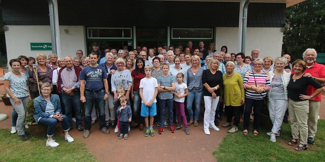 Aktive und Gäste vor dem Vereinshaus des TC Seppensen | Foto: TCS