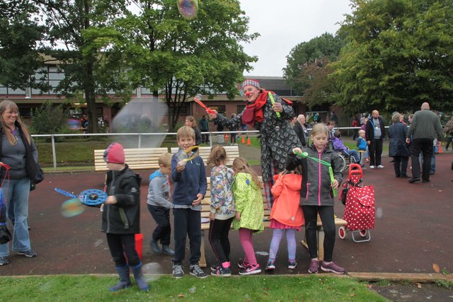 Zeigte Kindern auf dem Sportplatz, wie man Riesen-Seifenblasen macht: Clownin "Zappalotta"