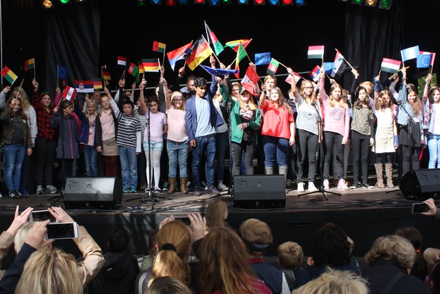Emotionaler Auftritt: Der Chor "Vocals for Refugees" mit Deutschen und Flüchtlingen sang ein Lied des Berliner Künstlers Adesse