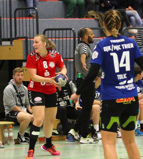 Johanna Heldmann (li.) mit Spielübersicht und zehn Toren zum ersten Heimsieg der Handball- "Luchse"