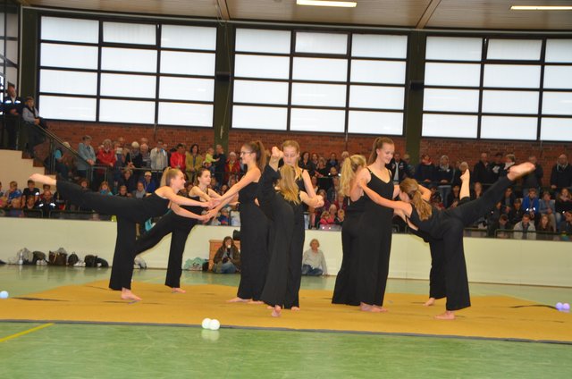 Darbietung der Gruppe "Die Tanzperlen" in der Turnhalle | Foto: Bunge/TuSV Bützfleth