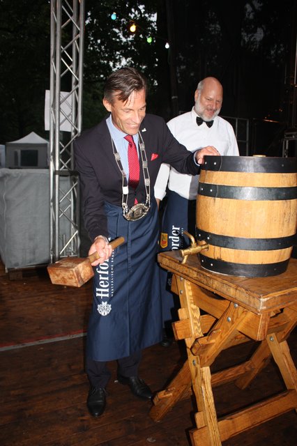 Eröffnung des Stadtfests: Bürgermeister Jan-Hendrik Röhse beim Fassanstich