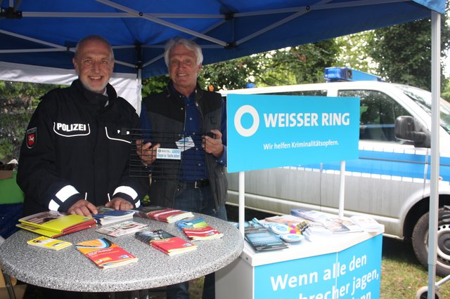 Dirk Poppinga und Karl-Heinz Langner betrieben auf dem Stadtfest Präventionsarbeit