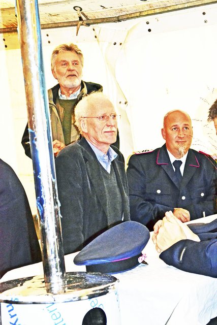 Bürgermeister Reinhard Kolkmann (stehend) wünschte den Feuerwehrleuten, dass sie immer gesund von den Einsätzen zurückkommen mögen