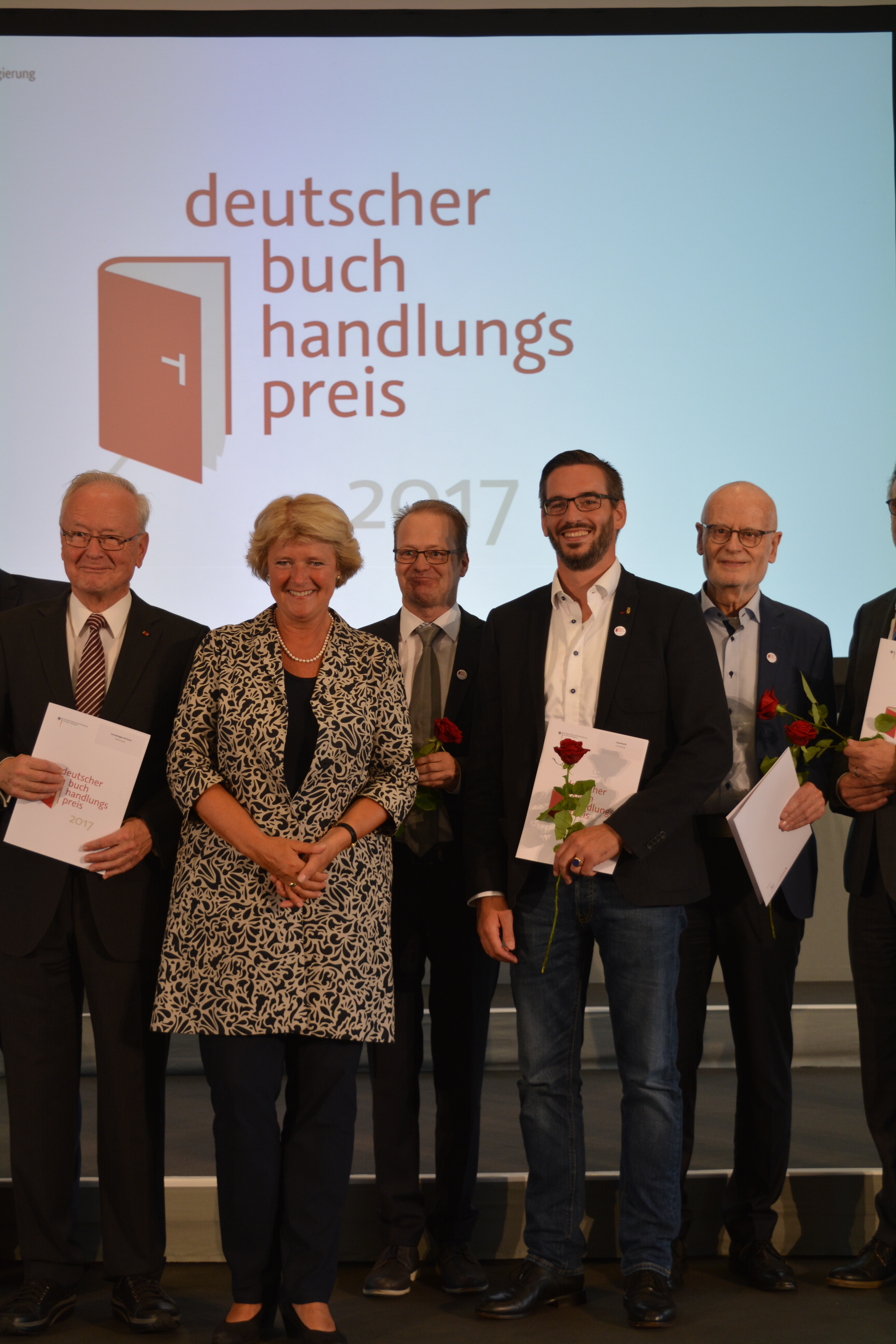 Bei der Preisverleihung (vorne, v. li.): Staatsministerin Monika Grütters und Jan Orthey