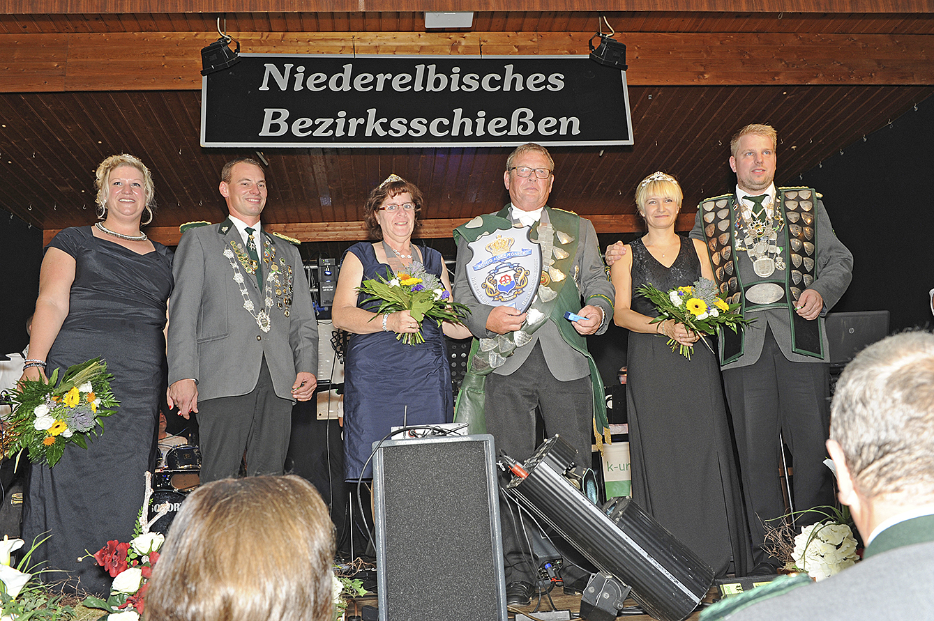 Der noch amtierende König aller Könige, Harry Middeke vom SV Drochtersen, mit seiner Frau Ute (Mitte), dem Zweitplatzierten Mirko Witkowski vom SV Ahlerstedt mit seiner Frau Ivonne (re.) und dem Drittplatzierten Timo Stelljes vom SV Ebersdorf mit seiner Frau Claudia