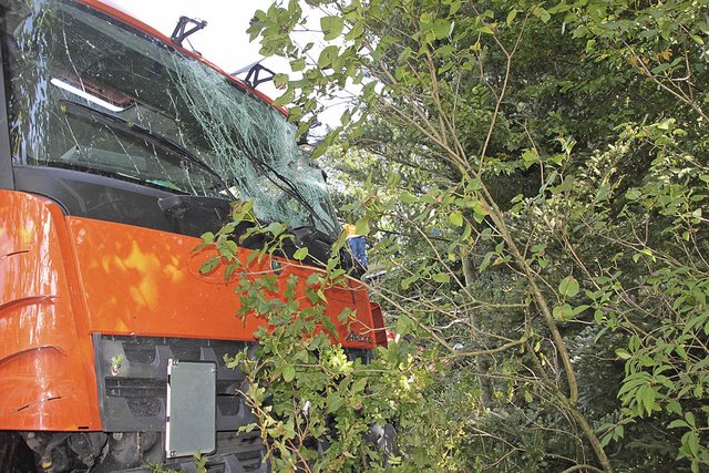 Zerstörte Front des Lastwagens