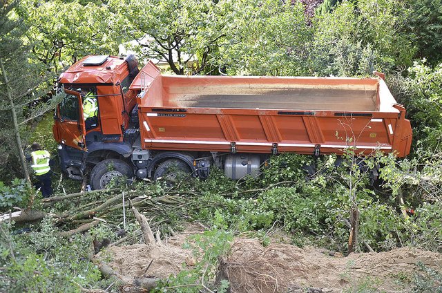 Der Kipper verlor seine Fuhre Sand | Foto: Polizei Stade/Rainer Bohmbach
