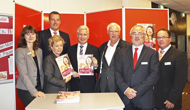 Eröffneten den Jobtreff (v. li.): Kristina Dombrowski (Sparkasse) und Andreas Sommer (Vorstandsmitglied der Sparkasse), BBS-Schulleiterin Kira Buchmann, Landrat 
Rainer Rempe, Wilfried Seyer (WLH-Geschäftsführer), Andreas Hermann (Agentur für Arbeit) und Jens Althaus (AOK Winsen)