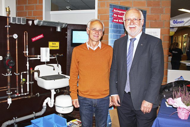 „Der Beruf des Anlagenmechanikers ist zukunftsweisend!“, sind Berufsschullehrer Jan Nawara und Obermeister Uwe Kluth überzeugt