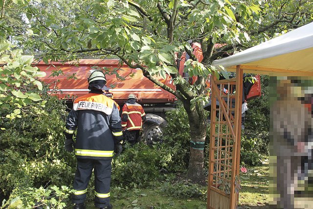 Der Unglücks-Laster stört die Gartenidylle